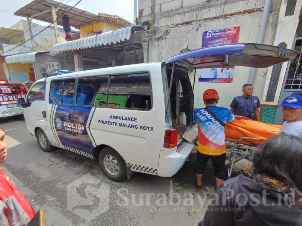 Korban dievakuasi menuju RSSA dengan menggunakan ambulance Polresta Malang Kota