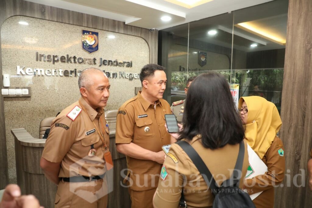 Pj Walikota Malang, Iwan Kurniawan dan Sekda Erik Setyo Santoso saat berada di Inspektorat Jenderal Kemendagri, Jakarta. (Sumber Diskominfo)