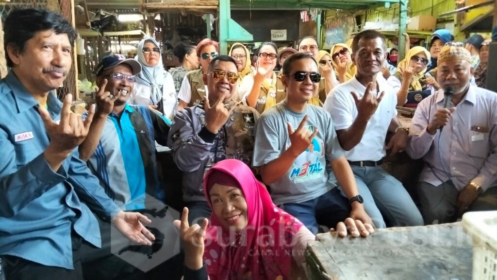 Abah Anton bersama pedagang pasar Blimbing. (ist)