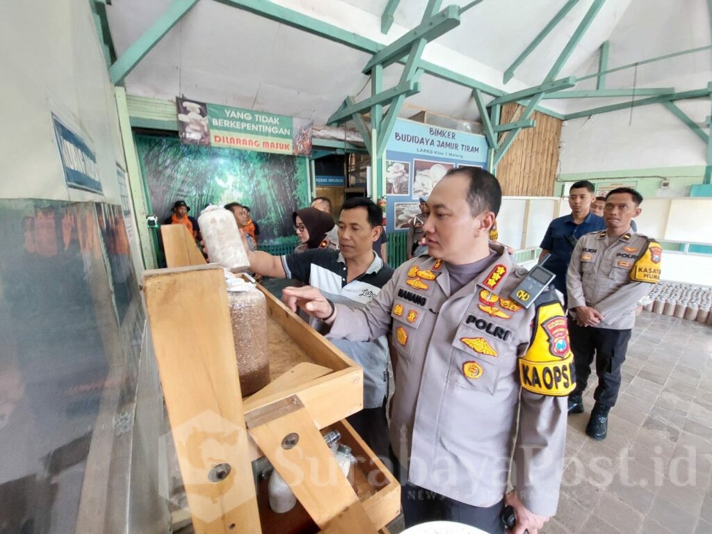 Kombes Pol Nanang meninjau langsung kegiatan pembinaan yang dilaksanakan di Lapas Kelas I Malang. (Sumber L'SIMA)