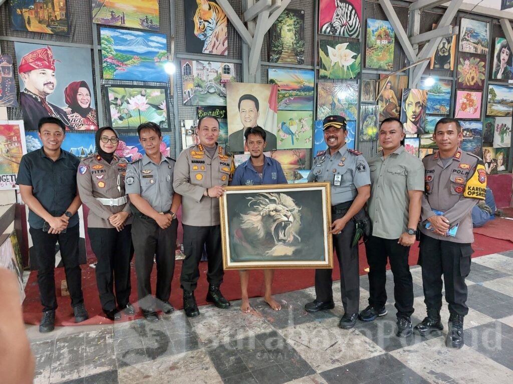 Kalapas Ketut Akbar menyerahkan cinderamata hasil karya warga binaan kepada Kombes Pol Nanang Haryono. (Sumber L'SIMA)