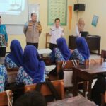 Kapolresta Malang Kota, Kombes Pol Nanang Haryono memberikan sosialisasi bahaya narkoba dan judi online (judol) pada siswa SMPN 7 Malang, Rabu 13 November 2024. (ist)