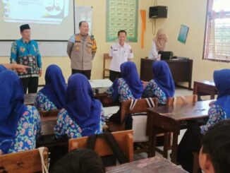 Kapolresta Malang Kota, Kombes Pol Nanang Haryono memberikan sosialisasi bahaya narkoba dan judi online (judol) pada siswa SMPN 7 Malang, Rabu 13 November 2024. (ist)