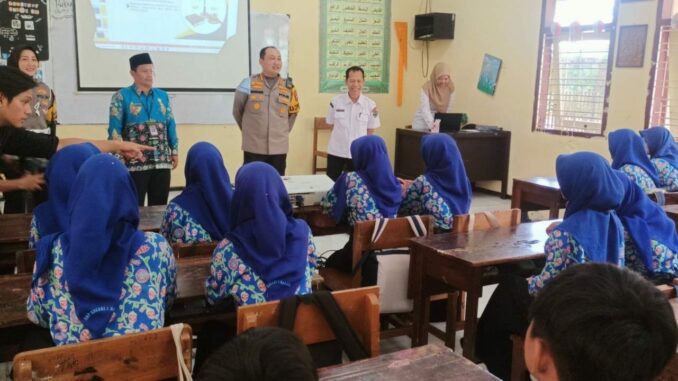 Kapolresta Malang Kota, Kombes Pol Nanang Haryono memberikan sosialisasi bahaya narkoba dan judi online (judol) pada siswa SMPN 7 Malang, Rabu 13 November 2024. (ist)