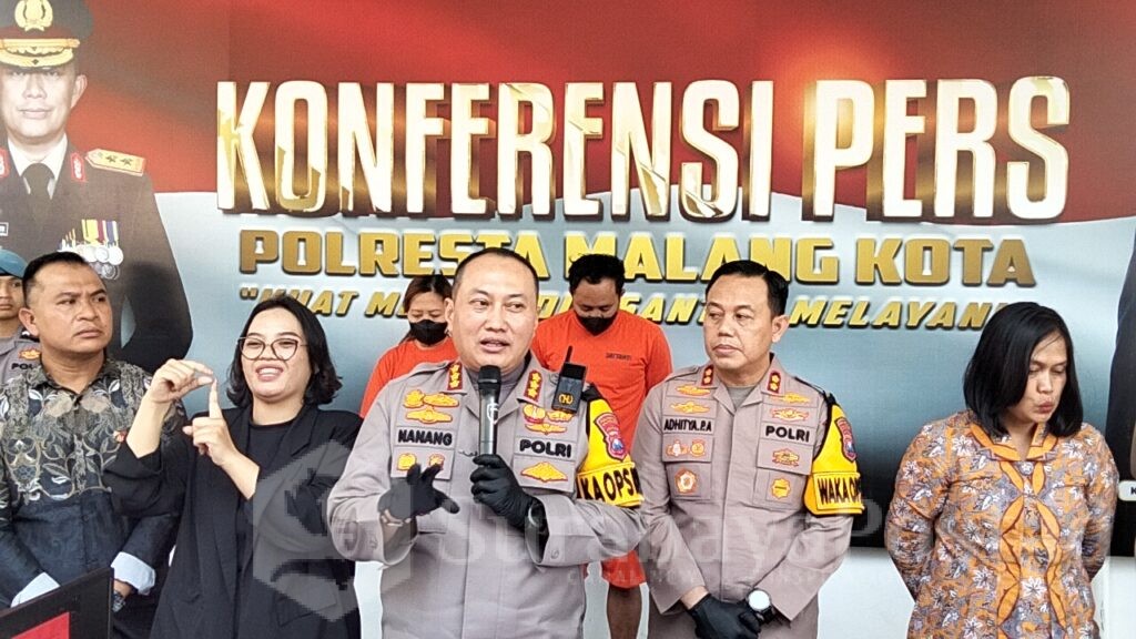 Kapolresta Malang Kota Kombes Pol Nanang Haryono saat menggelar konferensi pers terkait pengungkapan kasus TPPO, Jumat (15/11/2024).