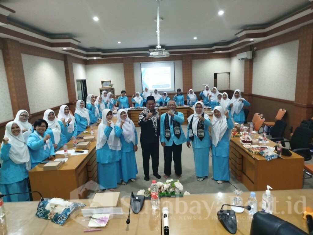 Rokhmad, anggota DPRD Kota Malang dari fraksi PKS pose bersama digelaran Musda V HIMPAUDI. (ist)