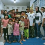 Sejumlah Kader Golkar Kota Batu saat bersama dengan Anak - Anak Yatim Piatu .(Gus)