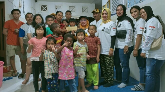 Sejumlah Kader Golkar Kota Batu saat bersama dengan Anak - Anak Yatim Piatu .(Gus)