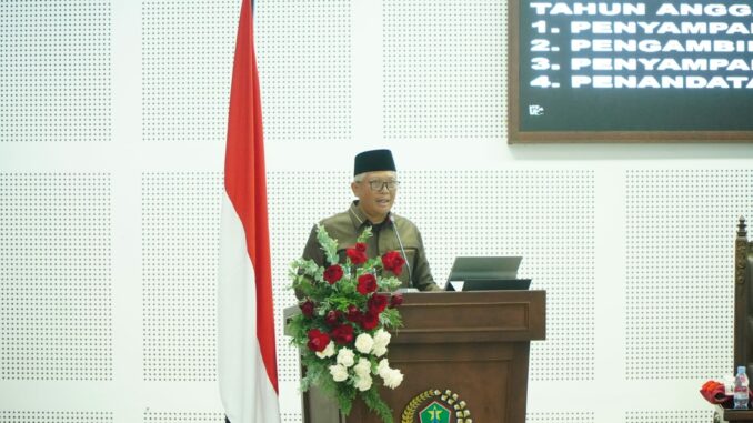 H Asmualik, ST, anggota Komisi D DPRD Kota Malang dari Fraksi PKS saat membacakan tanggapan akhir fraksi dalam rapat paripurna, Jumat 15 November 2024. (ist)