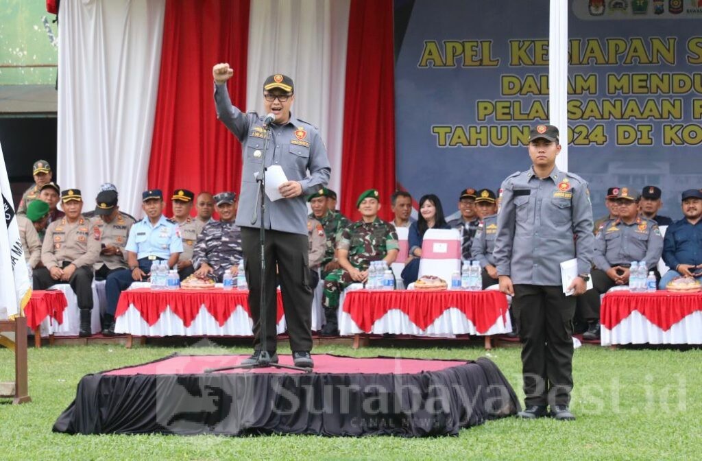 Pj Iwan Kurniawan saat memberikan sambutan dan apresiasi pada Satlinmas di Pilkada Kota Malang. (Sumber Prokompim)