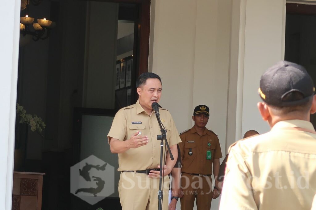 Pj Walikota Malang, Iwan Kurniawan memberikan arahan kepada jajarannya saat apel pagi, Senin 18 November 2024. (Sumber Prokompim)