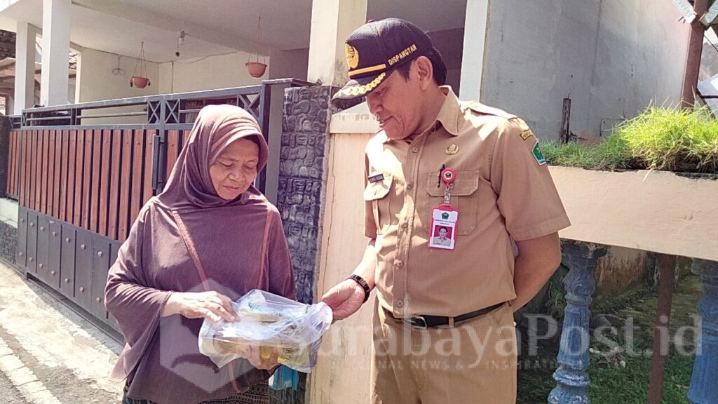 Kepala Dispangtan Kota Malang, Slamet Husnan bincang dengan salah satu warga pembeli kebutuhan pokok di Kelurahan Polehan