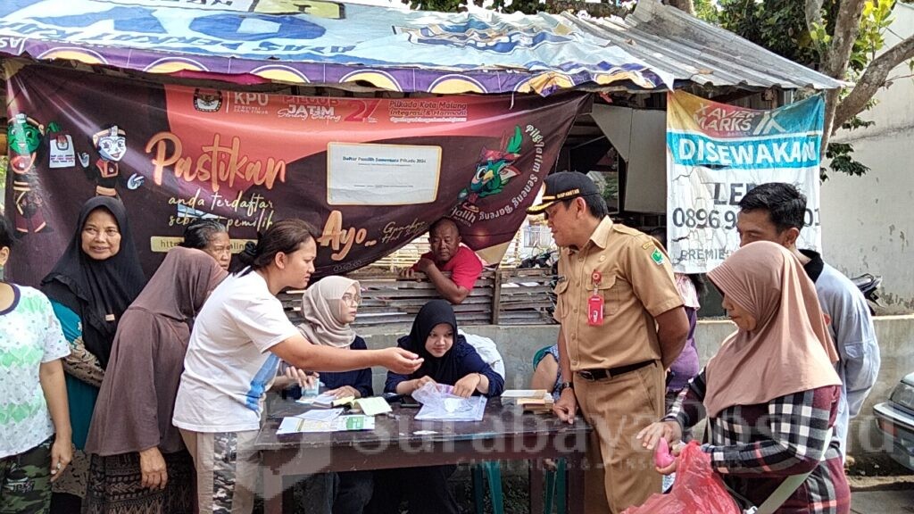 Kepala Dispangtan Kota Malang, Slamet Husnan meninjau langsung kegiatan gerakan pangan murah di jl Sadewo Polehan