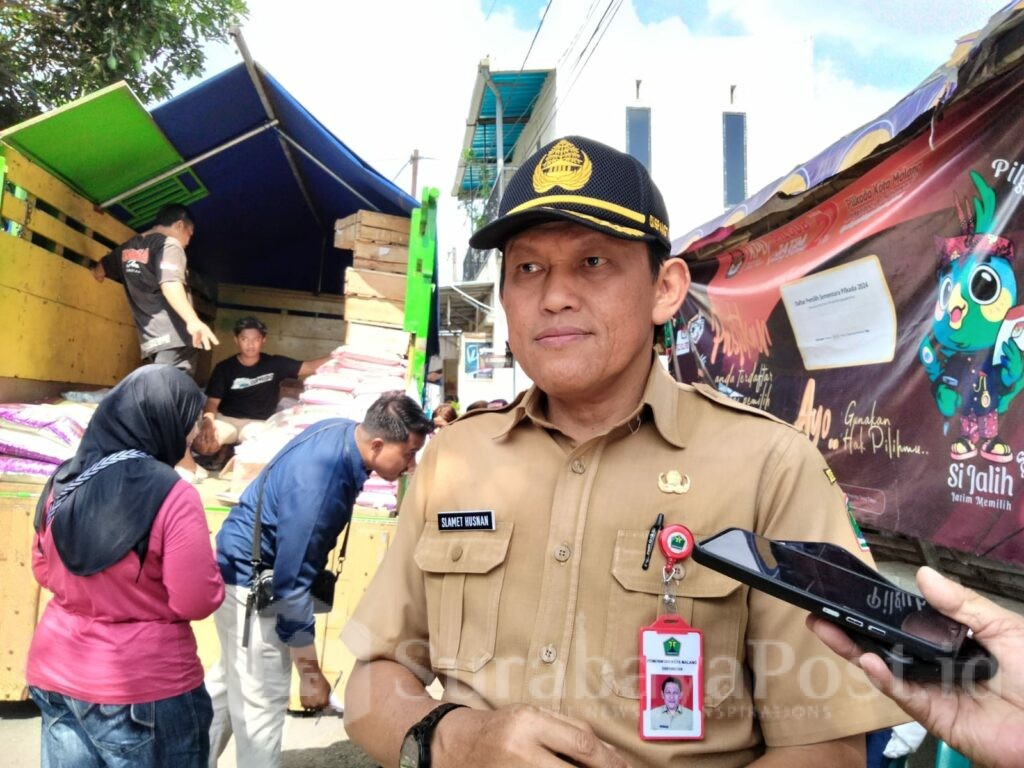 Kepala Dispangtan Kota Malang, Slamet Husnan memberikan keterangan kepada wartawan disela kegiatan gerakan pangan murah