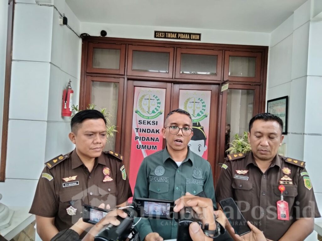 Kasi Intelijen Kejari Kota Malang, Agung Tri Raditya bersama Kasi Pidum Parlindungan Sidauruk dan JPU Mochamad Heriyanto memberikan keterangan kepada wartawan