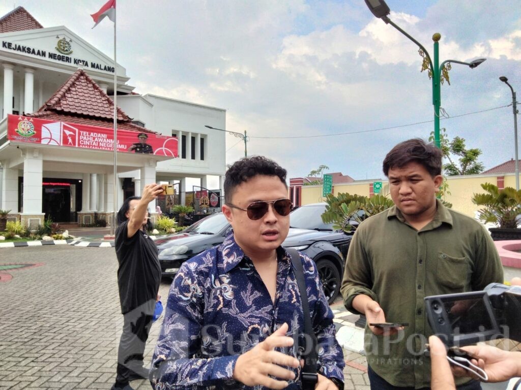 Elen Fredika Setiawan, perwakilan korban investasi bodong robot trading ATG asal Bandung saat ditemui awak media di Kejari Kota Malang