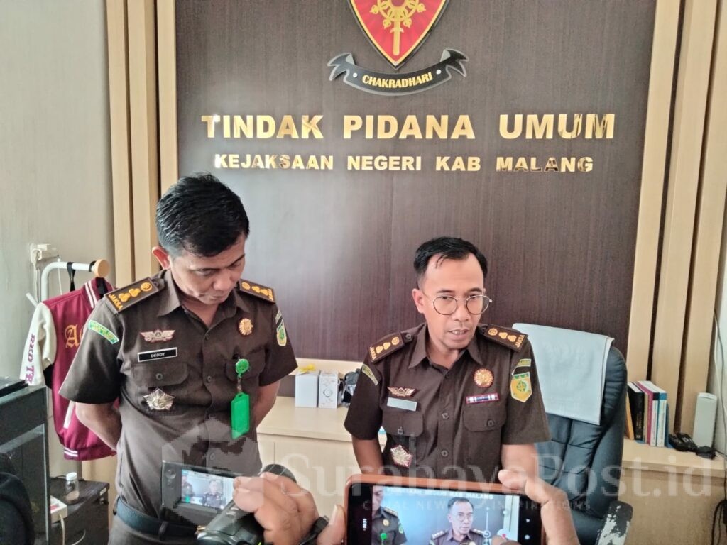 Kasi Pidum Kejari Kabupaten Malang, Agus Eko Wahyudi, SH, MH didampingi Kasi Intelijen, Deddy Agus Oktavianto saat memberikan keterangan kepada wartawan