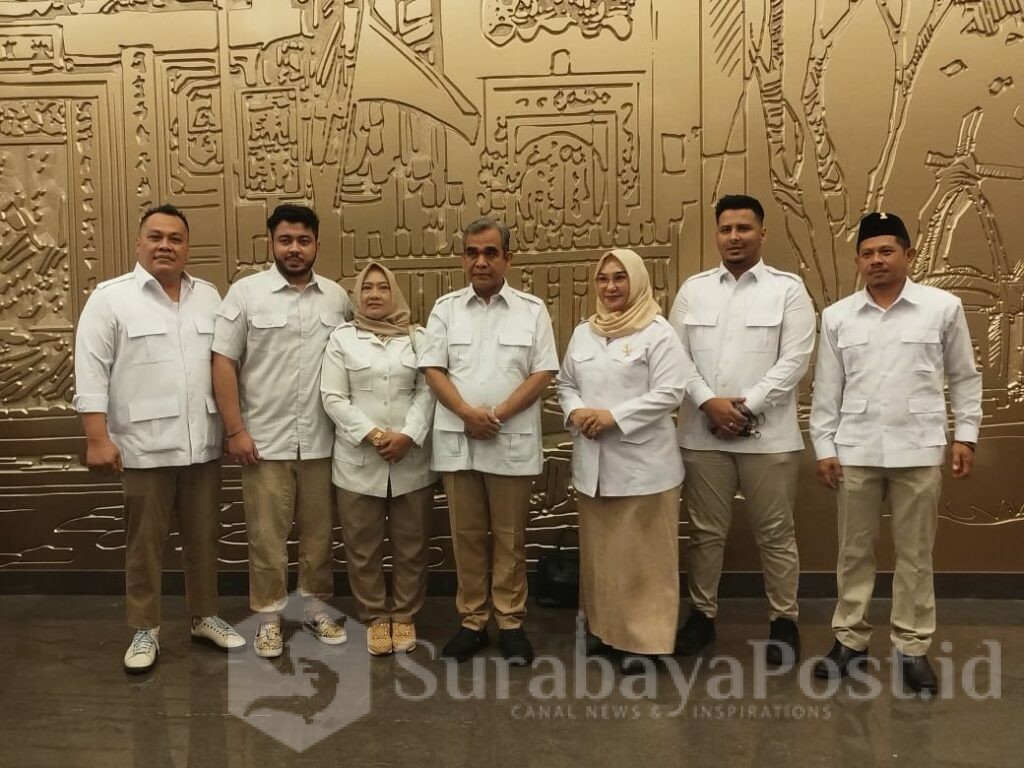 Sekjen Gerindra Ahmad Muzani (empat dari kanan) pose bersama DPC Partai Gerindra Kota Malang