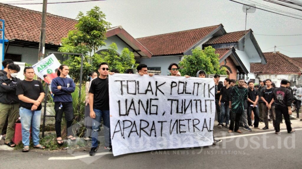 Massa aksi saat orasi didepan Kantor Bawaslu Kota Malang