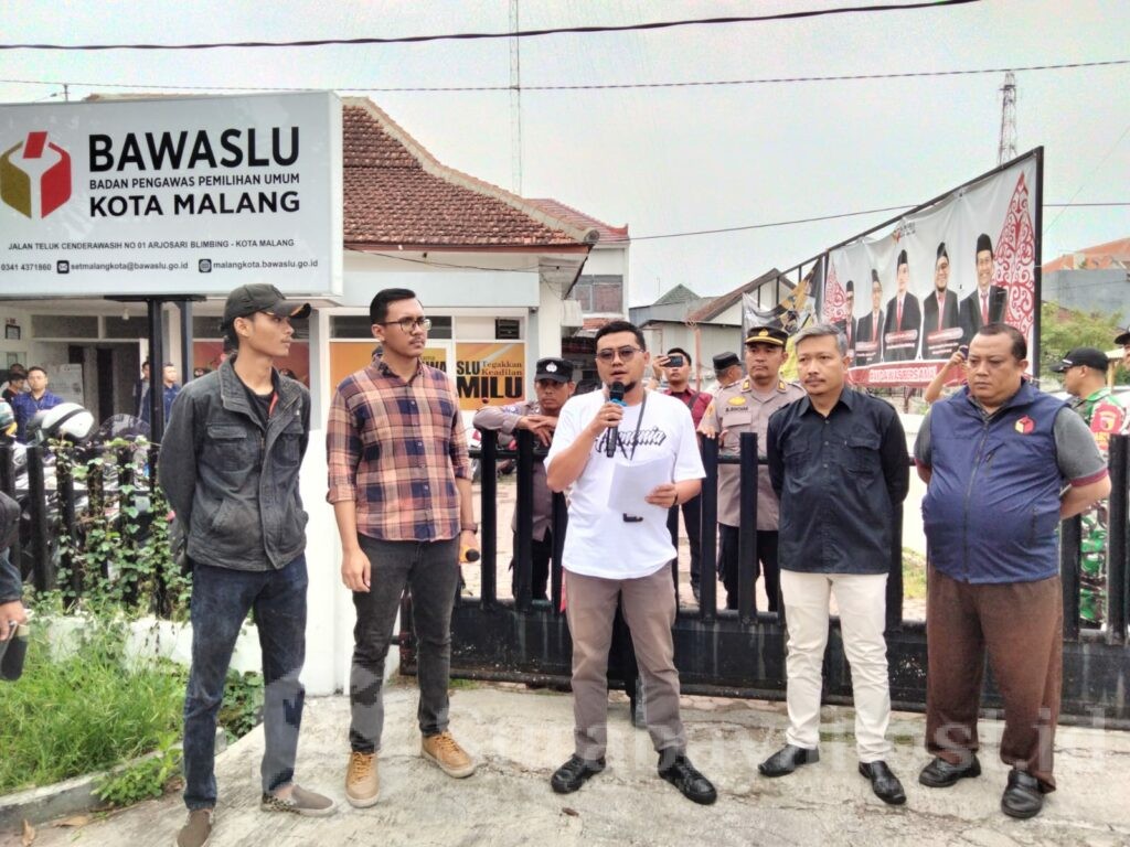 Kooordinator Divisi Pencegahan, Partisipasi Masyarakat, dan Hubungan Masyarakat, Mohammad Hasbi Ash Shiddiqy menemui massa aksi