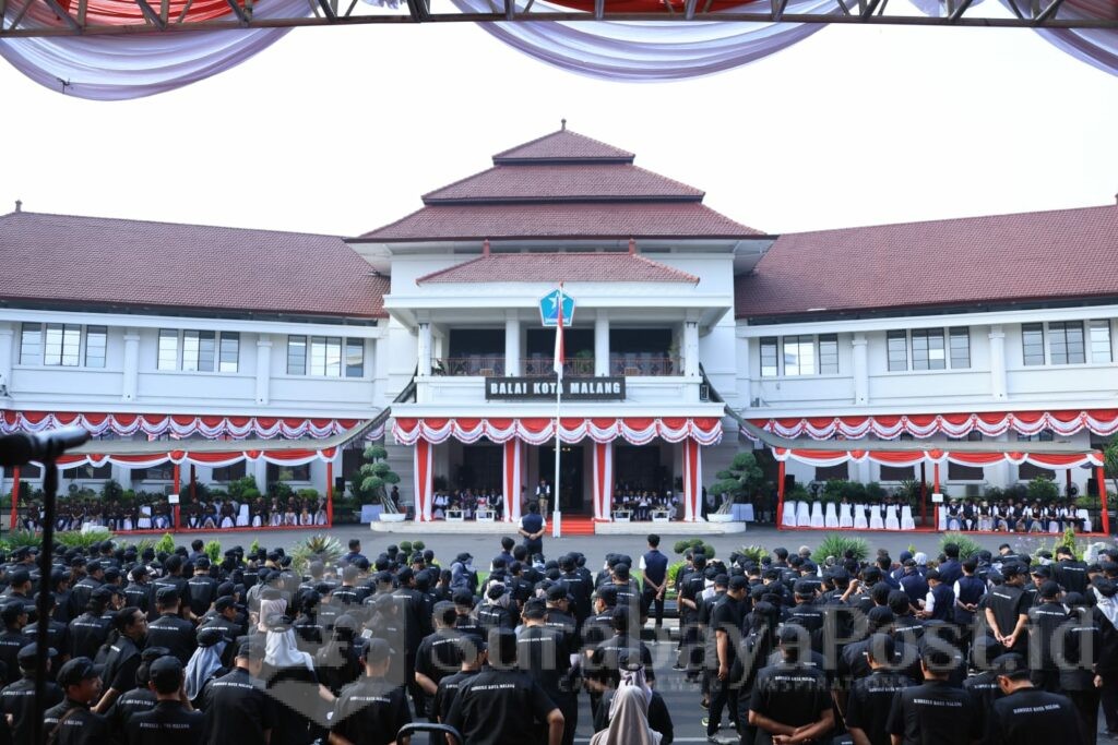 Apel siaga pengawasan pemilihan Kepala Daerah yang dilaksanakan Bawaslu Kota Malang di halaman depan Balaikota Malang, Sabtu 23 November 2024. (Sumber Prokompim)