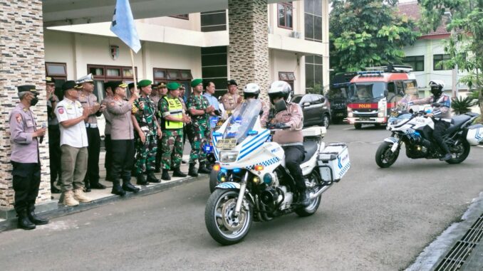 FOTO : Kapolres Batu ketika berangkatkan personel Cipta Kondisi (Gus)