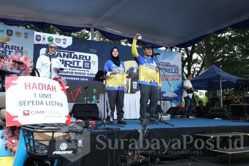 Pj Walikota Malang, Iwan Kurniawan mengambil kupon undian doorprize (Sumber Prokompim)