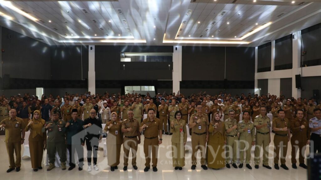 Pj Walikota Malang, Iwan Kurniawan didampingi Sekda Erik Setyo Santoso serta jajaran pose bersama Ketua RW se Kota Malang. (Sumber Prokompim)