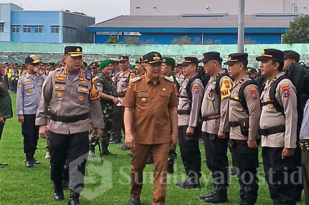 Pj Walikota Iwan Kurniawan bersama Kapolresta Malang Kota, Kombes Pol Nanang Haryono meninjau kesiapan personel PAM TPS untuk mengamankan Pilkada