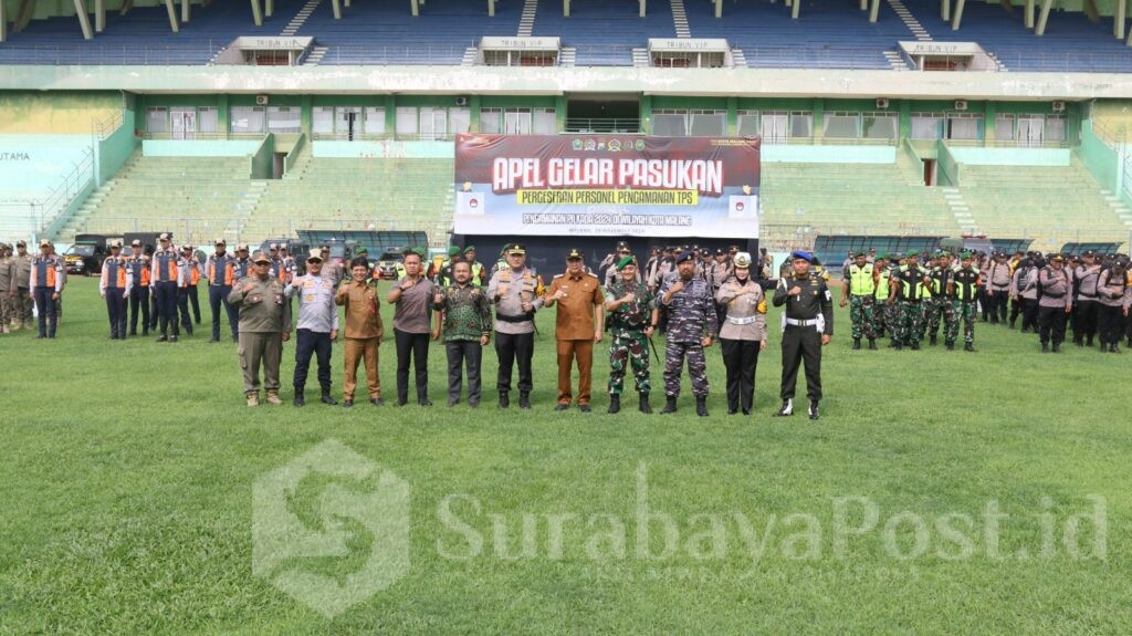 Pose bersama usai apel gelar pasukan pergeseran PAM TPS di Stadion Gajayana, Selasa (26/11/2024)