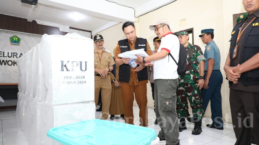 Kesiapan Logistik Pilkada juga tak luput dari tinjauan Pj Walikota Malang, Iwan Kurniawan. (Sumber Prokompim)