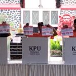 Warga binaan saat menggunakan hak pilihnya di TPS khusus Lapas Kelas 1 Malang pada Pilkada serentak 2024. Rabu (27/11/2024) siang