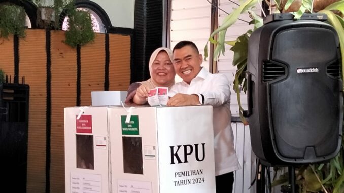 Calon Walikota Malang, Abah Anton bersama istri saat mencoblos di TPS 002 Kelurahan Tlogomas, Kota Malang, Rabu (27/11/2024)