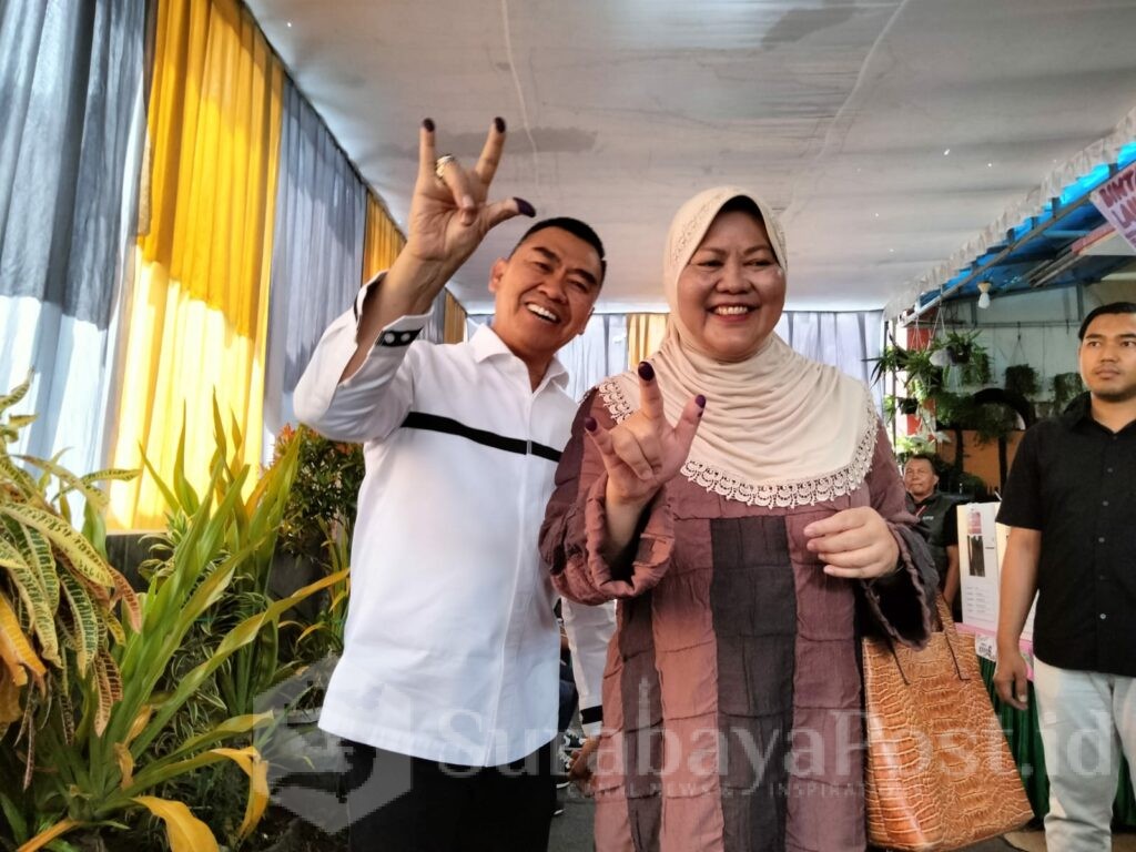 Abah Anton bersama istri, Hj Dewi Farida Suryani usia melakukan pencoblosan