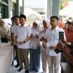 Doa Restu Orang Tua, Calon Wakil Walikota nomor urut 3, Dimyati beserta istri dan anak coblos di TPS 13 Dinoyo, Rabu 27 November 2024. (ist)