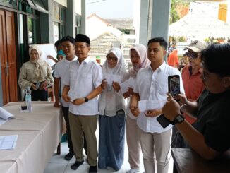 Doa Restu Orang Tua, Calon Wakil Walikota nomor urut 3, Dimyati beserta istri dan anak coblos di TPS 13 Dinoyo, Rabu 27 November 2024. (ist)