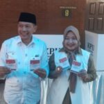 Wahyu Hidayat bersama sang istri menggunakan hak pilihnya di TPS 20 Jalan Nusa Indah, Kota Malang Jawa Timur, Rabu (27/11/2024) pagi