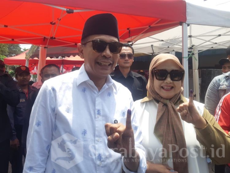 Calon Walikota Malang nomor urut 1, Wahyu Hidayat bersama sang istri. (ist)