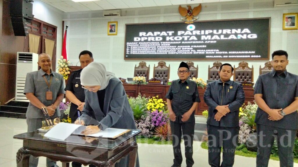 Ketua DPRD Kota Malang, Amithya Ratnanggani Sirraduhita, sedang menandatangani keputusan DPRD, Kamis (28/11/2024)