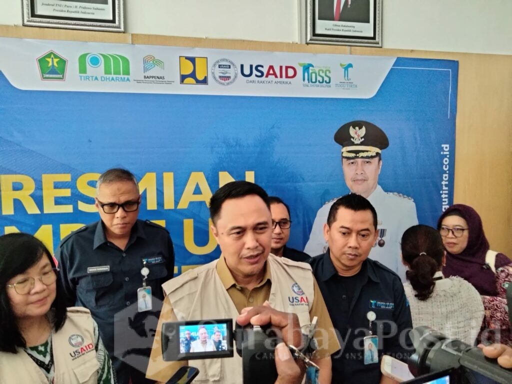 Pj Wali Kota Malang, Iwan Kurniawan memberikan keterangan kepada wartawan