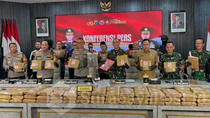 Kapolda Jawa Timur Irjen Pol Drs. Imam Sugianto, M.Si (tiga dari kiri) didampingi Pangdam V Brawijaya, Mayjen TNI Rudy Saladin, M.A (tengah), Kapolresta Malang Kota, Kombes Pol Nanang Haryono (dua dari kiri), Pj Walikota Malang, Iwan Kurniawan (tiga dari kanan) menunjukan barang bukti narkoba jenis ganja sebanyak 166 kilogram di Polresta Malang Kota