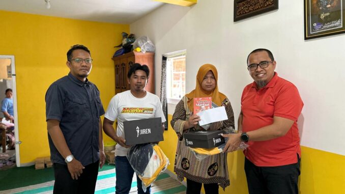 Bentuk kepedulian anggota dewan Kota Malang, H Rendra Masdrajad Safaat, takziyah dan berikan bantuan kepada keluarga almarhum Suyono, Rabu 4 Desember 2024. (ist)