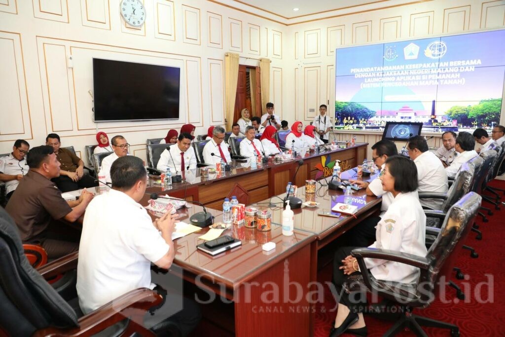 Penjabat Walikota Malang Iwan Kurniawan, S.T, M.M dan Kepala Kejaksaan Negeri Kota Malang Tri Joko, S.H,M.H hadir langsung dalam penandatanganan, jajaran dari kedua instansi juga turut mendampingi. Hadir pula Kepala BPN Kota Malang Kresna Fitriansyah, S.T, M.Si. (Sumber Prokompim)