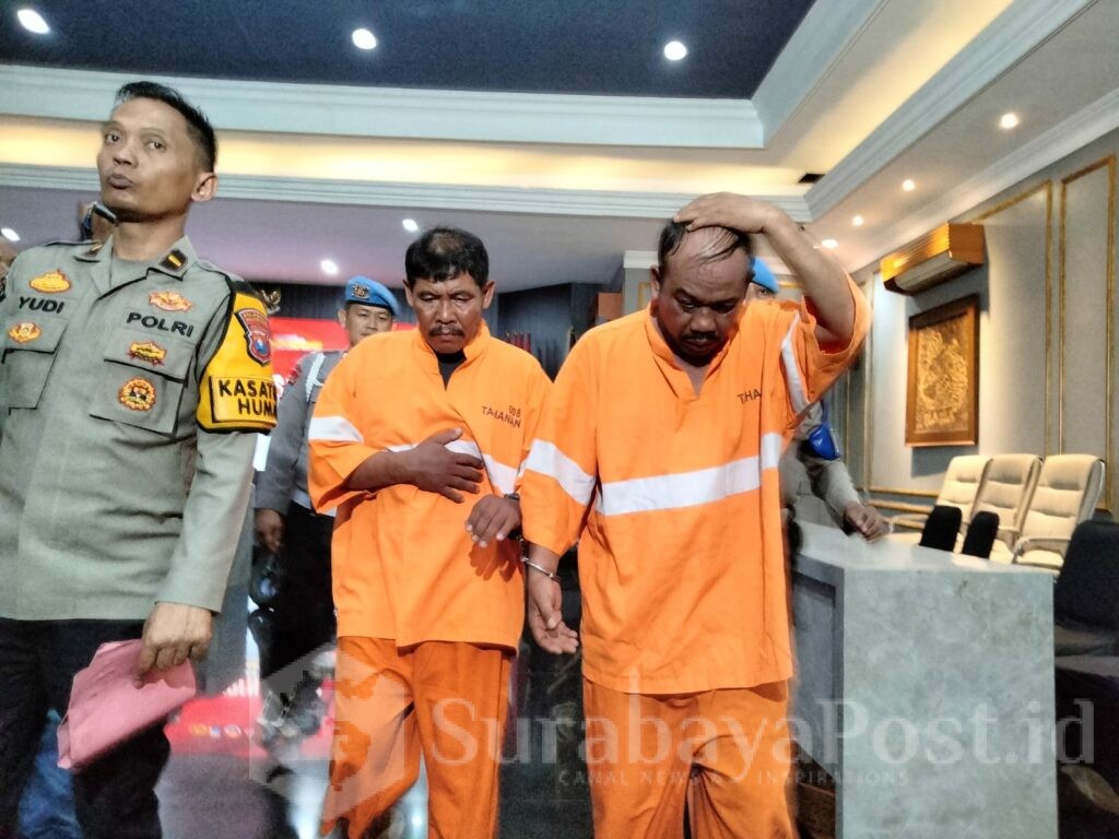 Inilah kedua pelaku penjambretan dengan dikawal ketat petugas kepolisian