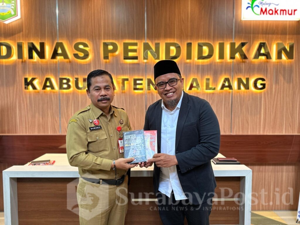 H Rendra Masdrajad Safaat memberikan cinderamata kepada Diknas Pendidikan Kabupaten Malang. (ist)