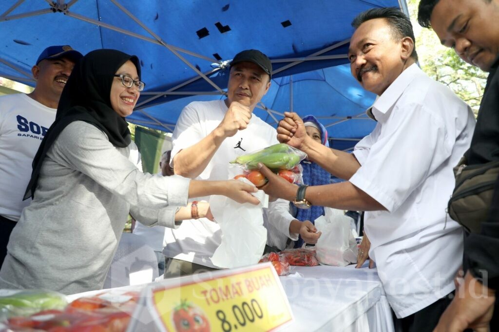 Pj Iwan Kurniawan dalam kegiatan gerakan pangan murah bagi masyarakat yang bertajuk "Ngalam gerakan sosial terpadu" atau disingkat Ngalam gesit. (Sumber Prokompim)