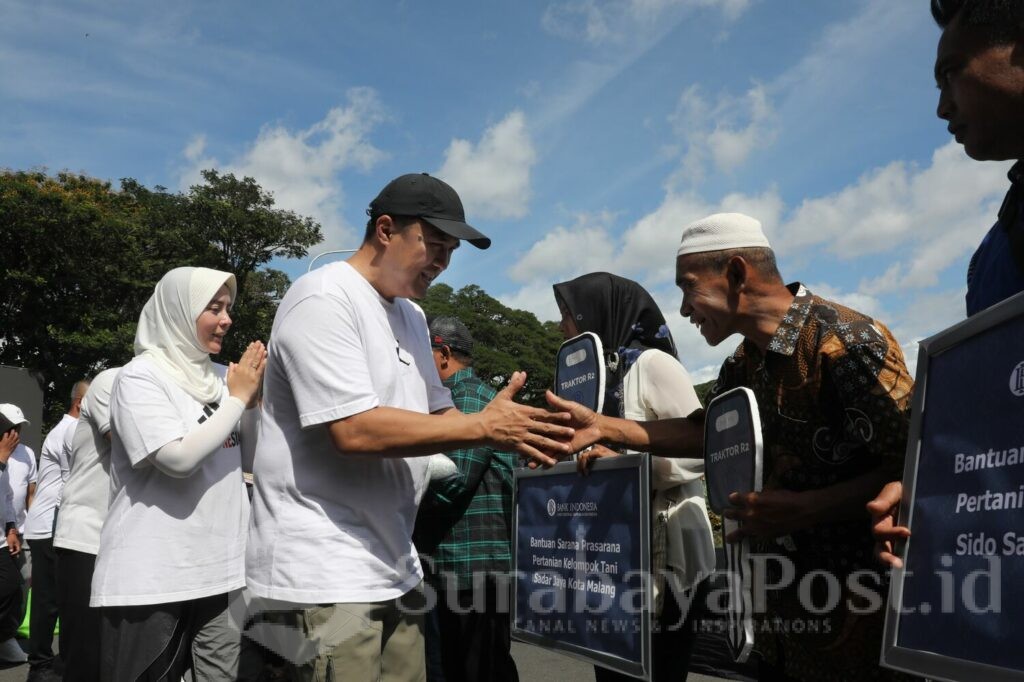 Pj Iwan Kurniawan menyalurkan bantuan sosial dan gerakan pangan murah bagi masyarakat. (Sumber Prokompim)