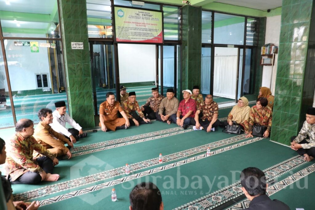 Pj. Walikota Malang, Iwan Kurniawan, ST, MM mengunjungi dan berdialog bersama tokoh agama dan tokoh masyarakat di Kampung Moderasi Beragama Kelurahan Tanjungrejo. (Sumber Prokompim)