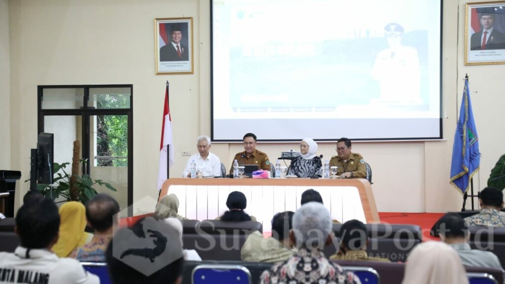 Pj Iwan Kurniawan (dua dari kiri) saat memberikan sambutan dalam FGD. (Sumber Prokompim)