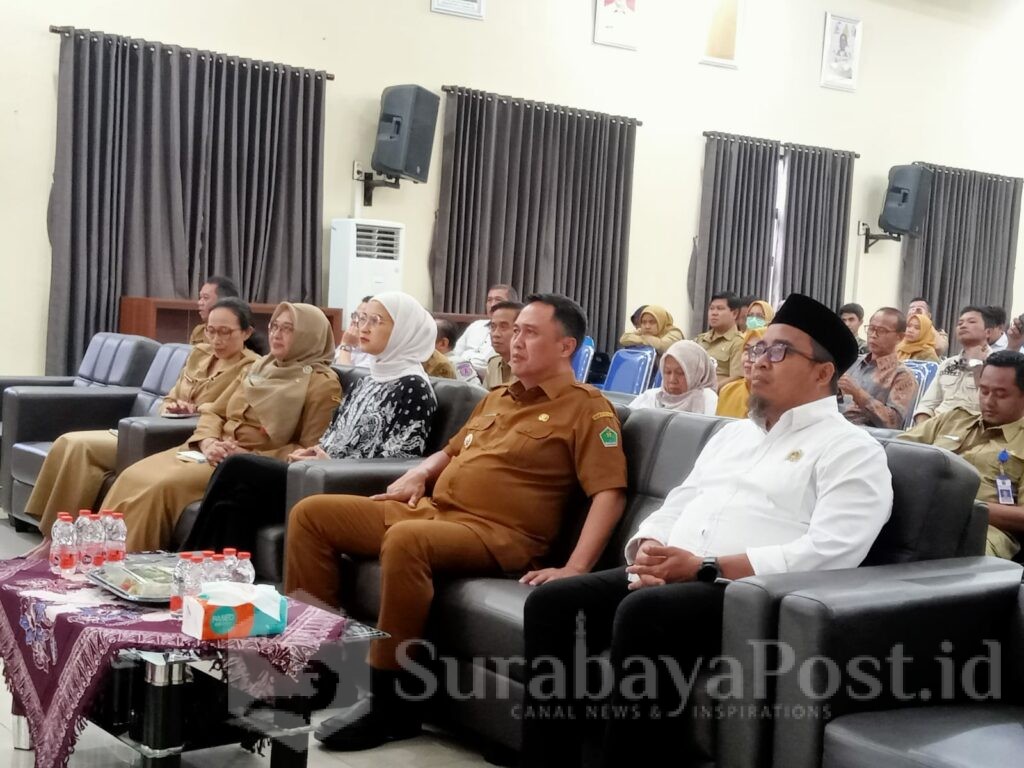 Anggota Komisi C DPRD Kota Malang, Rendra Masdrajad Safaat, Pj Walikota Iwan Kurniawan (dua dari kanan) serta Ketua DPRD, Amithya Ratnanggani dan para OPD serta peserta FGD